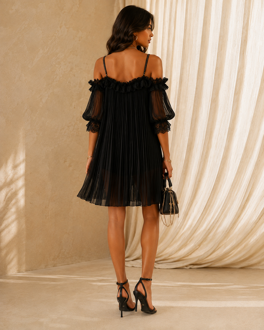Léonie | Mini Robe Noire, Épaules Dénudées, Bordure en Dentelle